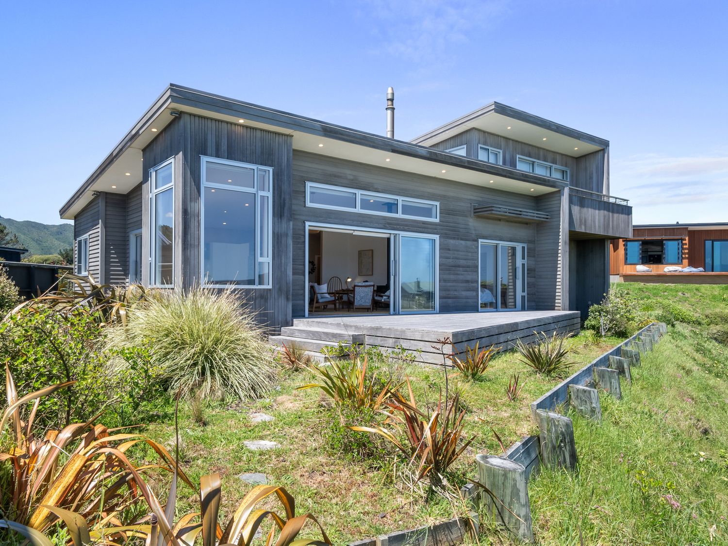 Sunset Over Kapiti - Waikanae Holiday Home                     photo 2