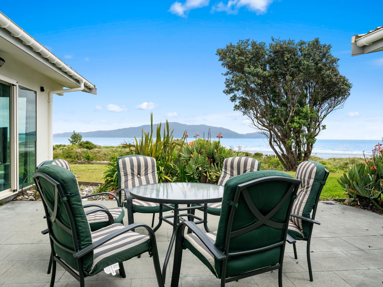 Hornbill Nest - Waikanae Beach Holiday Home -  - 1165430 - photo 1