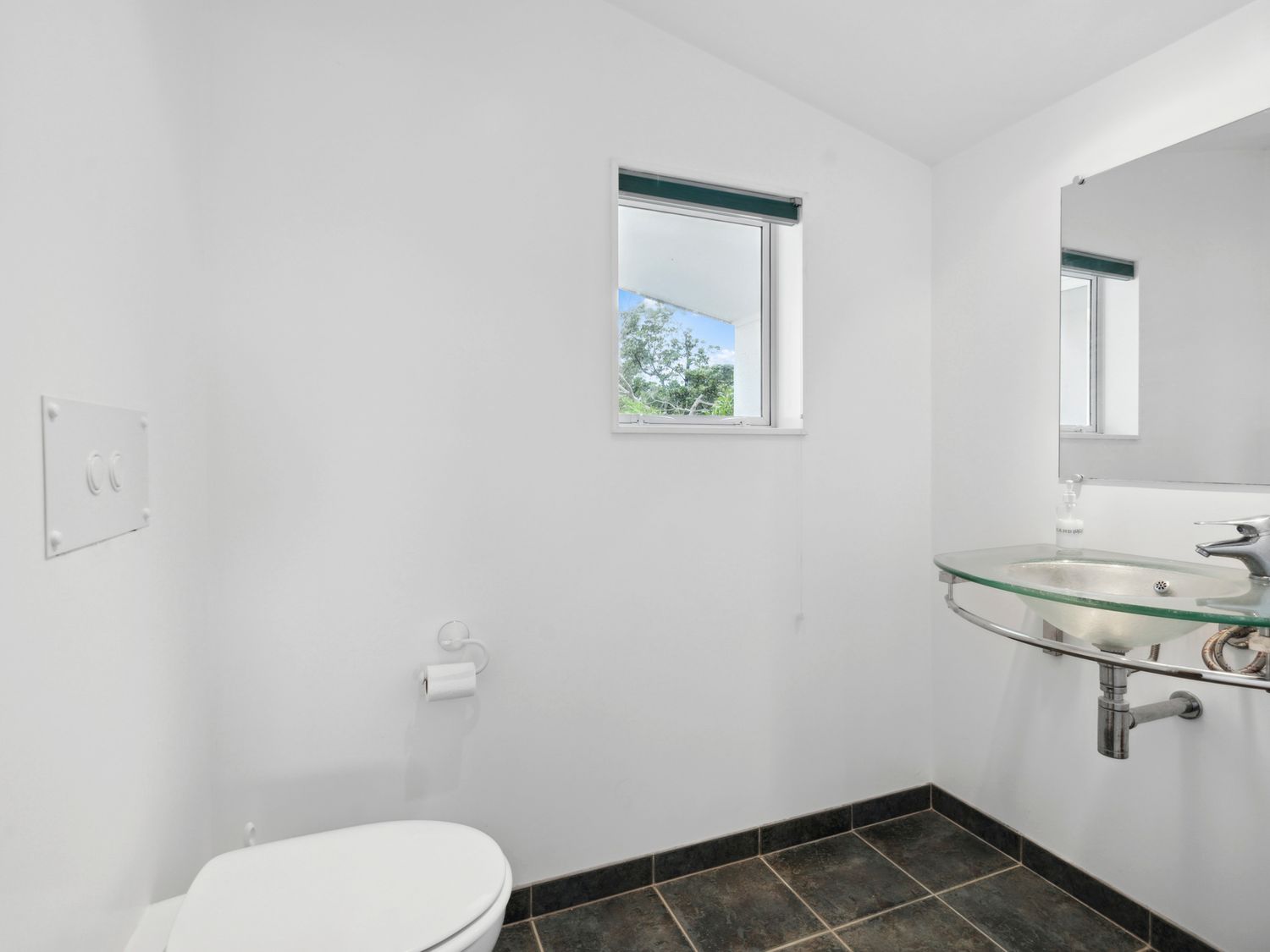Hornbill Nest - Waikanae Beach Holiday Home                     photo 2