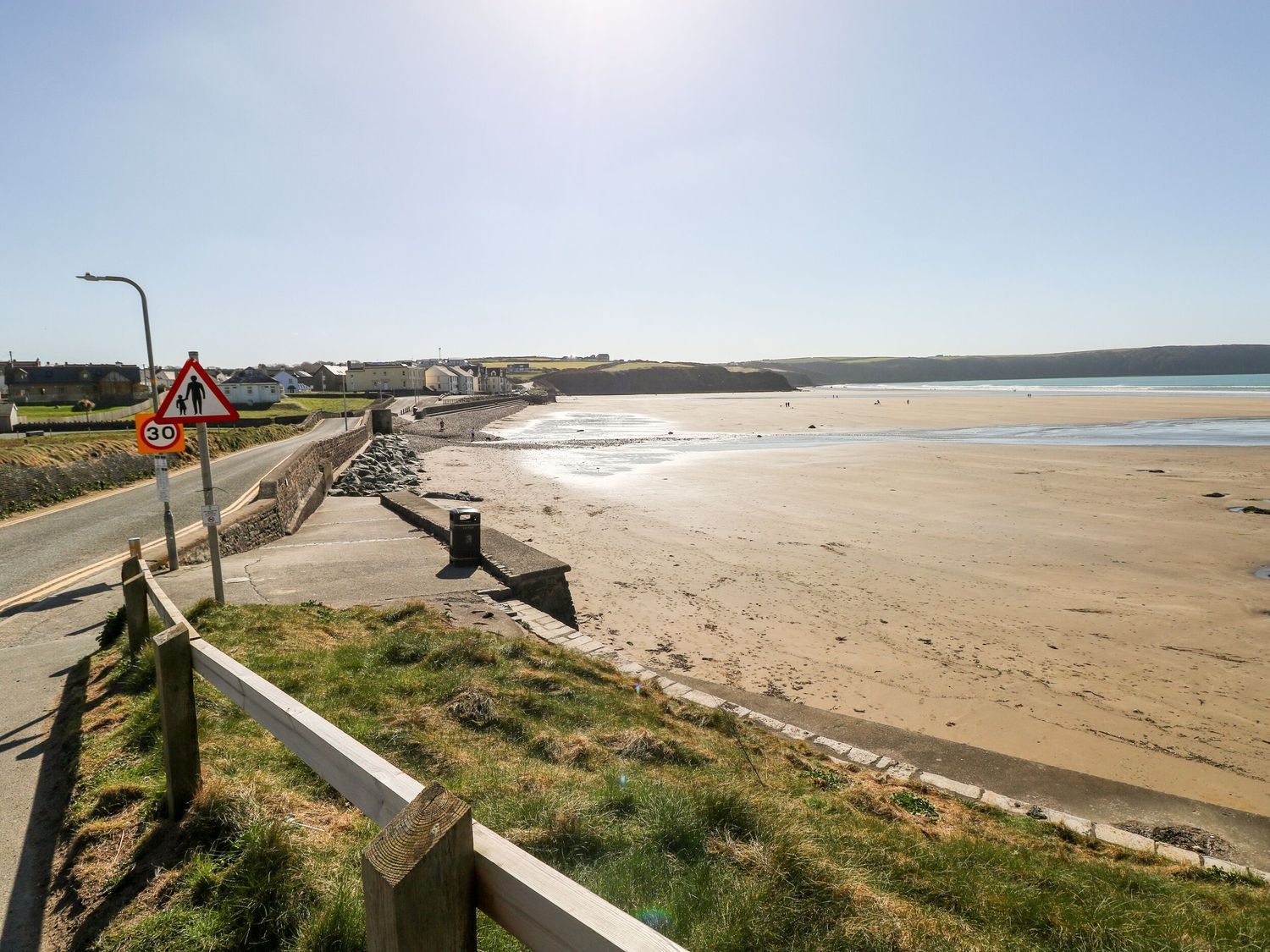 Golygfa Hafan in Little Haven, Pembrokeshire. Dog-friendly. Close to beach. Off-road parking for two