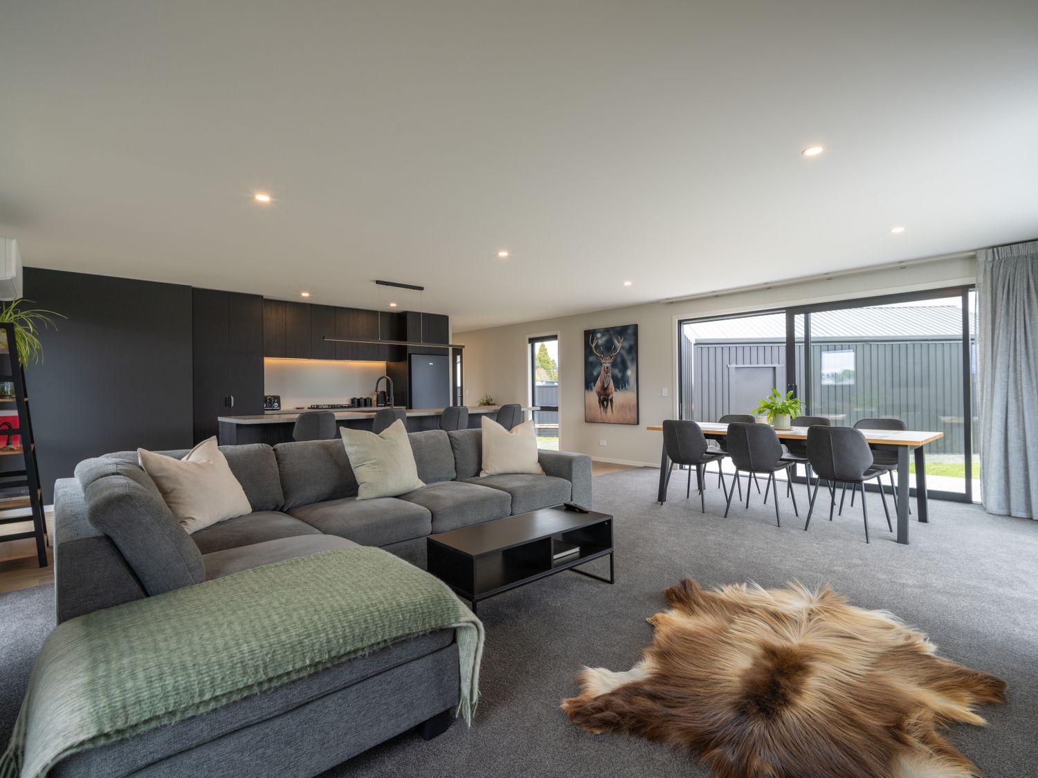 Sleek and Central - Te Anau Holiday Home -  - 1165531 - photo 1