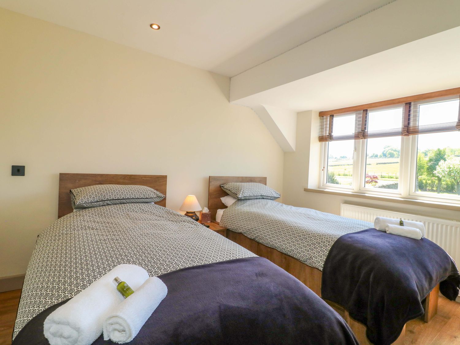 Cherry Tree Farm in Chesterfield, Derbyshire. Hot tub. Woodburning stove. Smart TV. Off-road parking