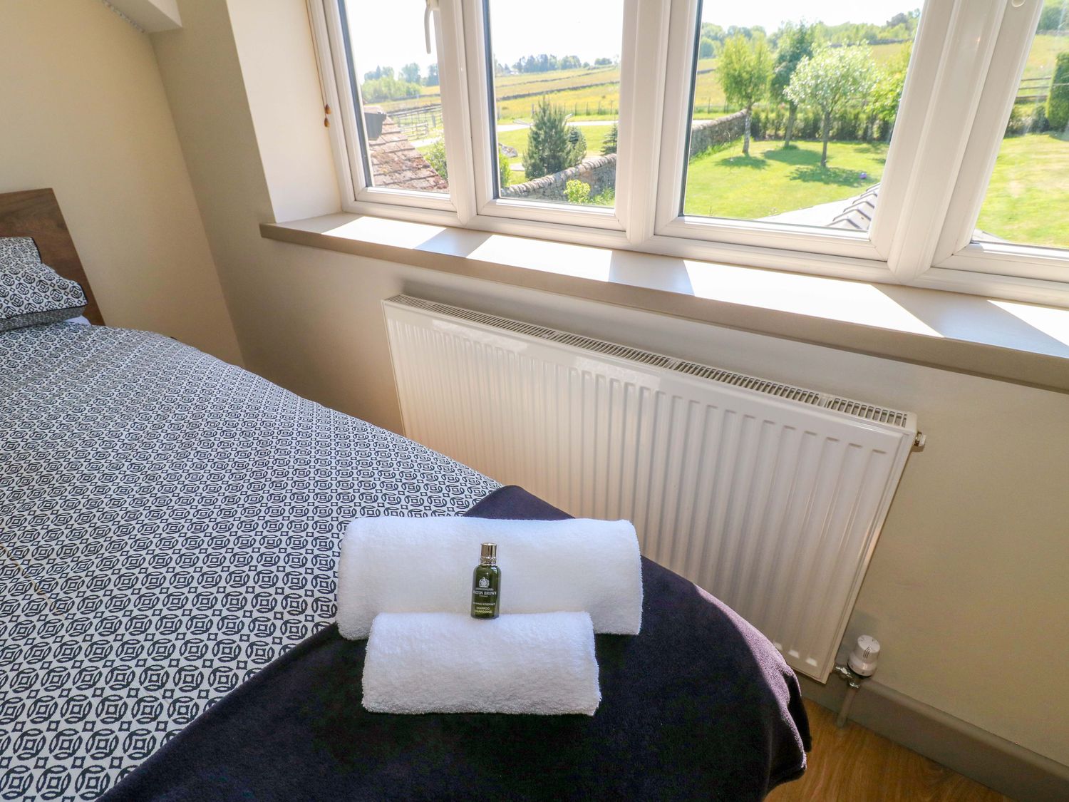 Cherry Tree Farm in Chesterfield, Derbyshire. Hot tub. Woodburning stove. Smart TV. Off-road parking