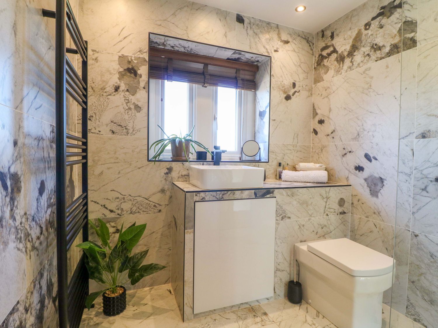 Cherry Tree Farm in Chesterfield, Derbyshire. Hot tub. Woodburning stove. Smart TV. Off-road parking