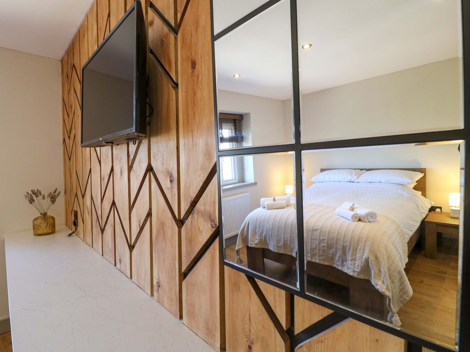 Cherry Tree Farm in Chesterfield, Derbyshire. Hot tub. Woodburning stove. Smart TV. Off-road parking