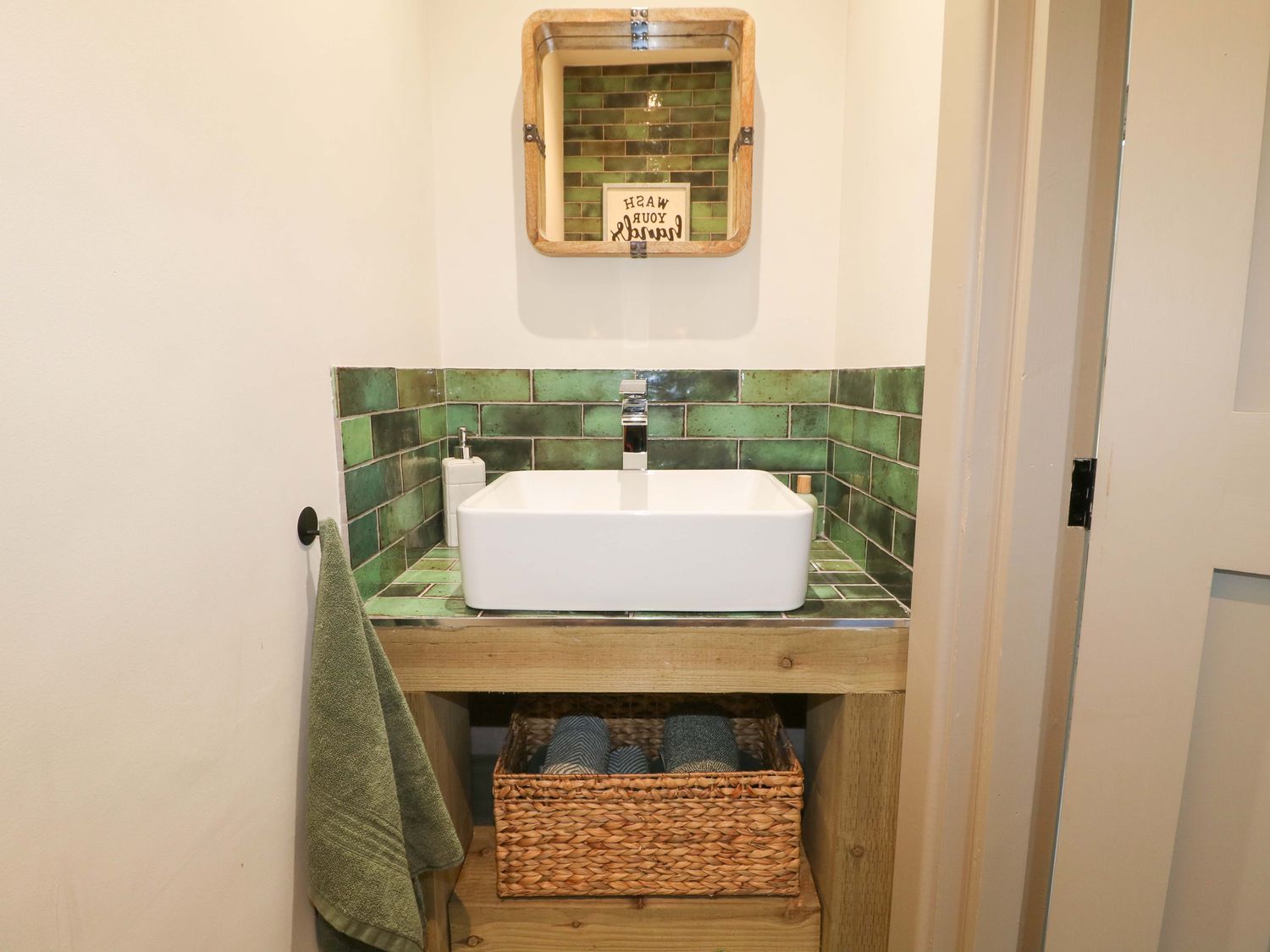 Cherry Tree Farm in Chesterfield, Derbyshire. Hot tub. Woodburning stove. Smart TV. Off-road parking