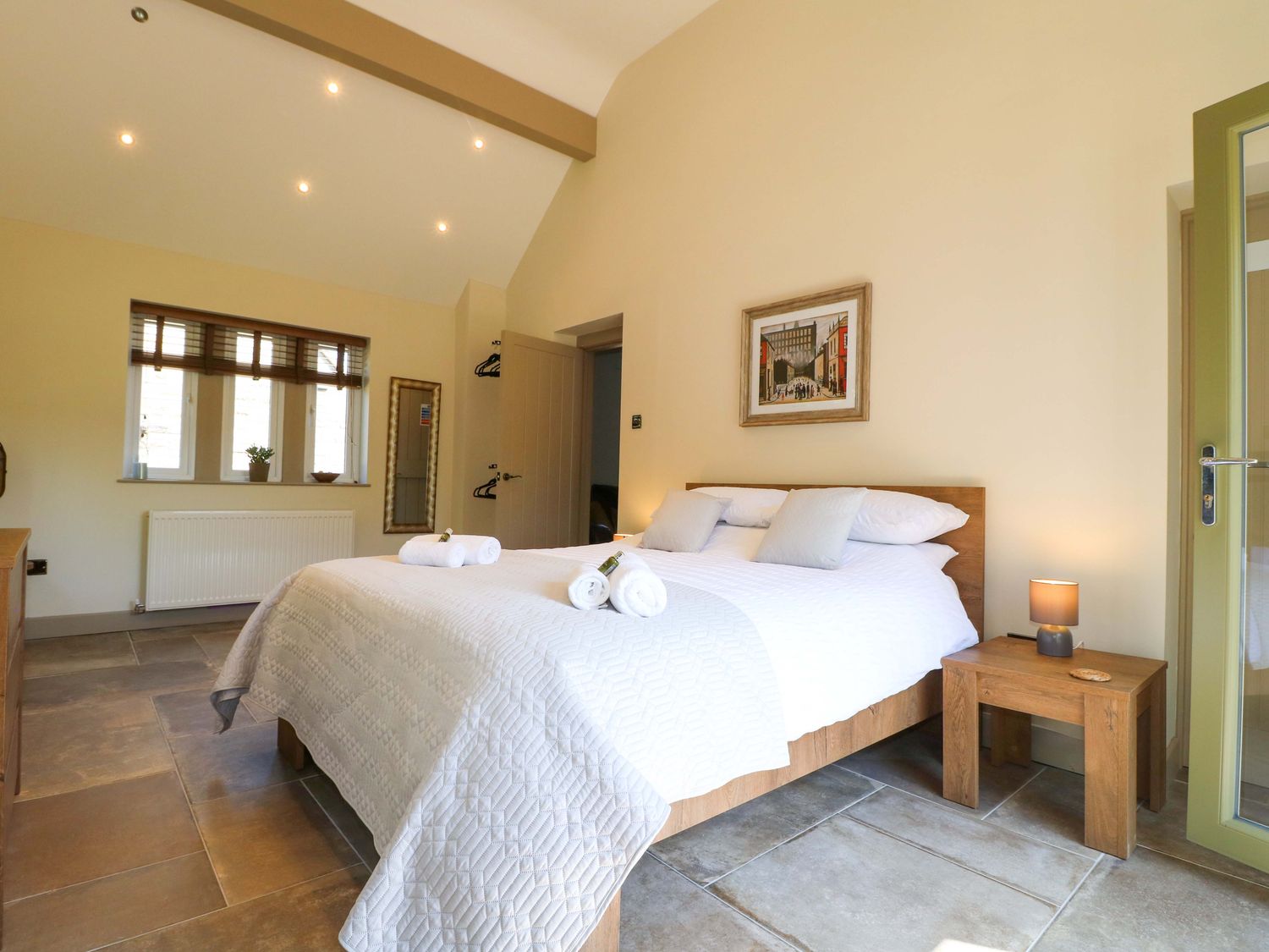 Cherry Tree Farm in Chesterfield, Derbyshire. Hot tub. Woodburning stove. Smart TV. Off-road parking