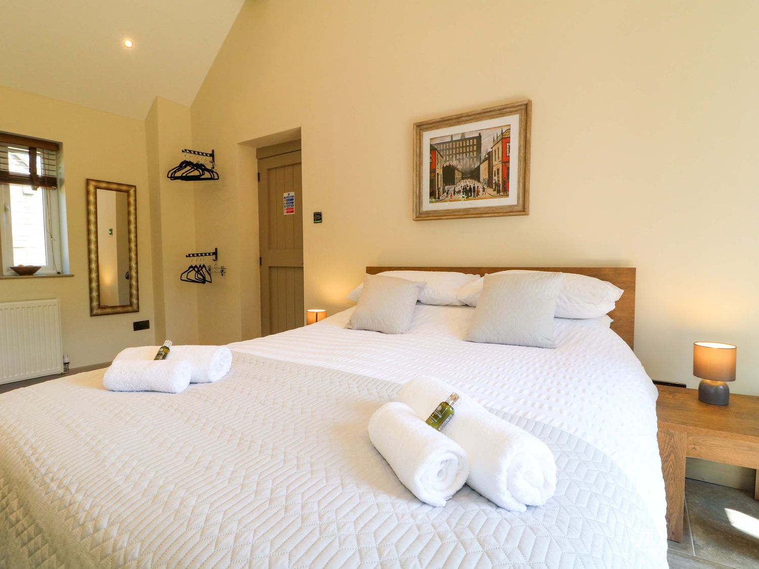 Cherry Tree Farm in Chesterfield, Derbyshire. Hot tub. Woodburning stove. Smart TV. Off-road parking