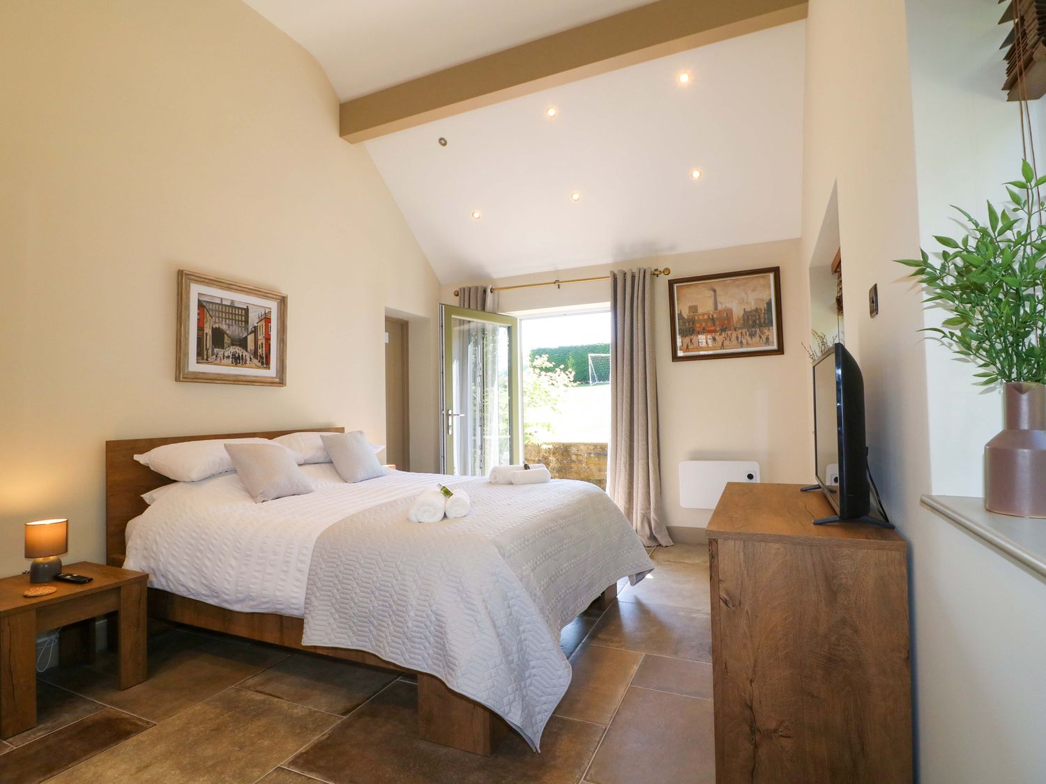 Cherry Tree Farm in Chesterfield, Derbyshire. Hot tub. Woodburning stove. Smart TV. Off-road parking