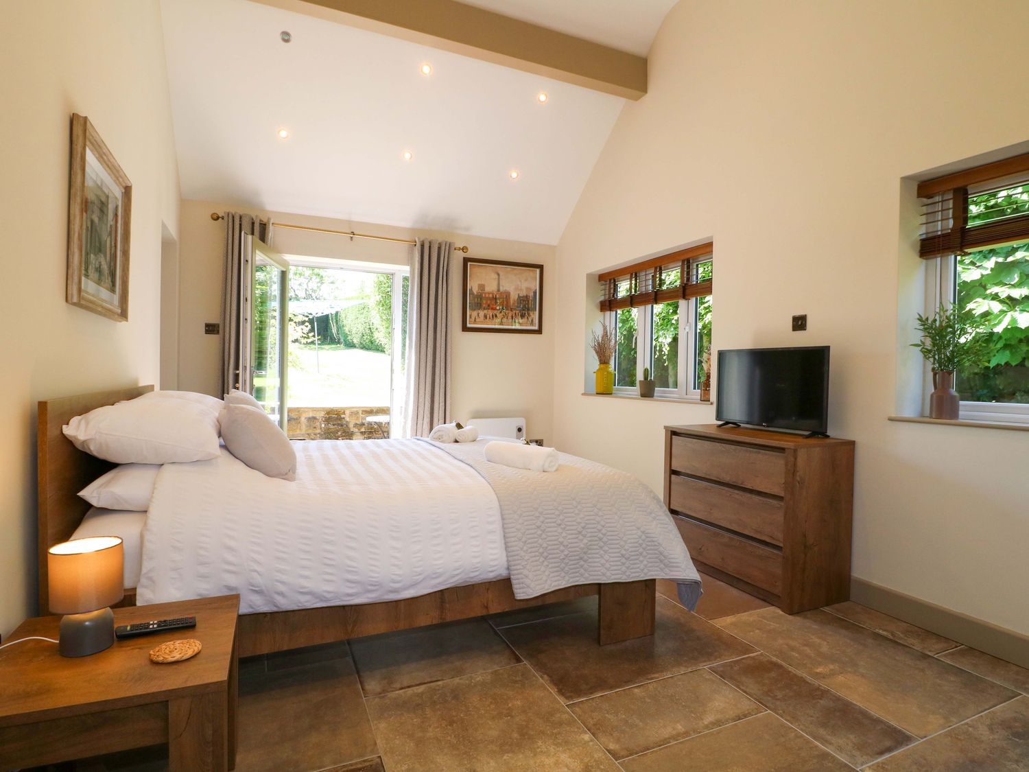 Cherry Tree Farm in Chesterfield, Derbyshire. Hot tub. Woodburning stove. Smart TV. Off-road parking
