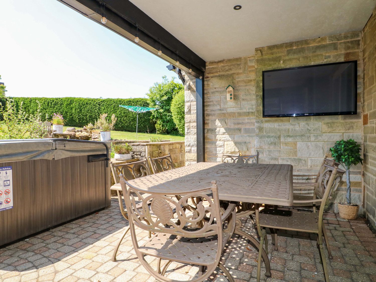 Cherry Tree Farm in Chesterfield, Derbyshire. Hot tub. Woodburning stove. Smart TV. Off-road parking
