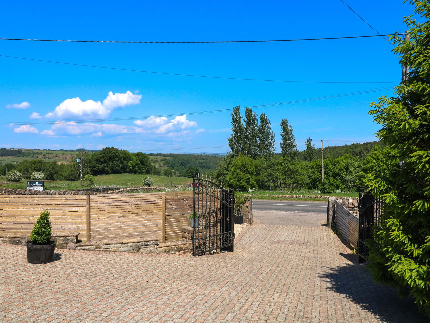 Cherry Tree Farm in Chesterfield, Derbyshire. Hot tub. Woodburning stove. Smart TV. Off-road parking