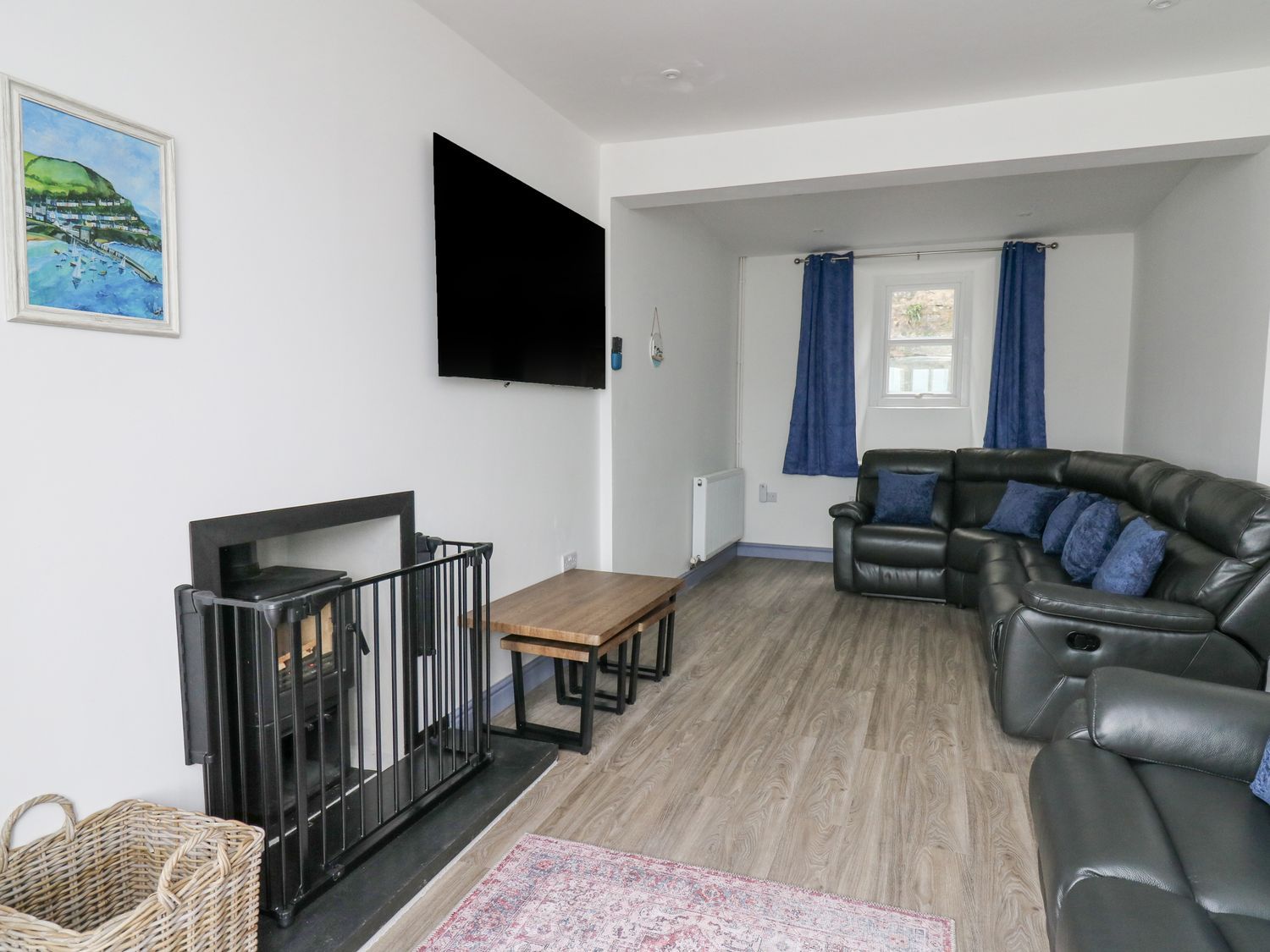 Fronwig, New Quay, Ceredigion. Pet-friendly. Near beach, shops and restaurants. Hot tub. Wood burner