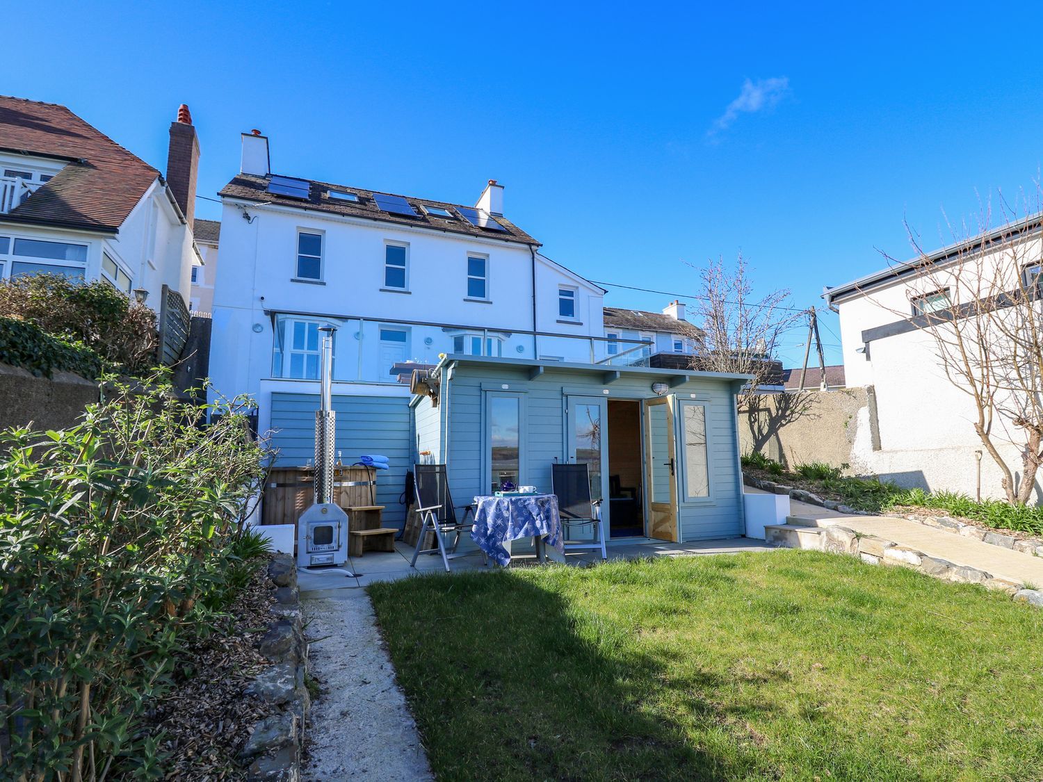 Fronwig, New Quay, Ceredigion. Pet-friendly. Near beach, shops and restaurants. Hot tub. Wood burner