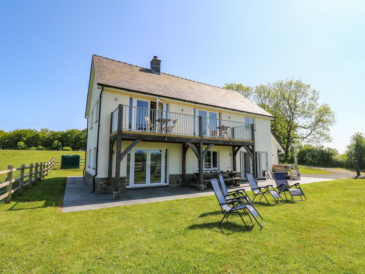 Yr Adfa in Llangeitho, Ceredigion. Family and pet-friendly. Hot tub. Barbecue. Woodburning stove. TV