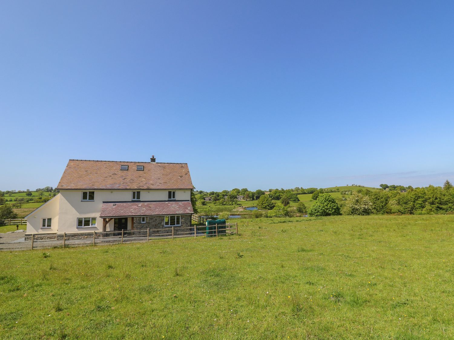 Yr Adfa in Llangeitho, Ceredigion. Family and pet-friendly. Hot tub. Barbecue. Woodburning stove. TV