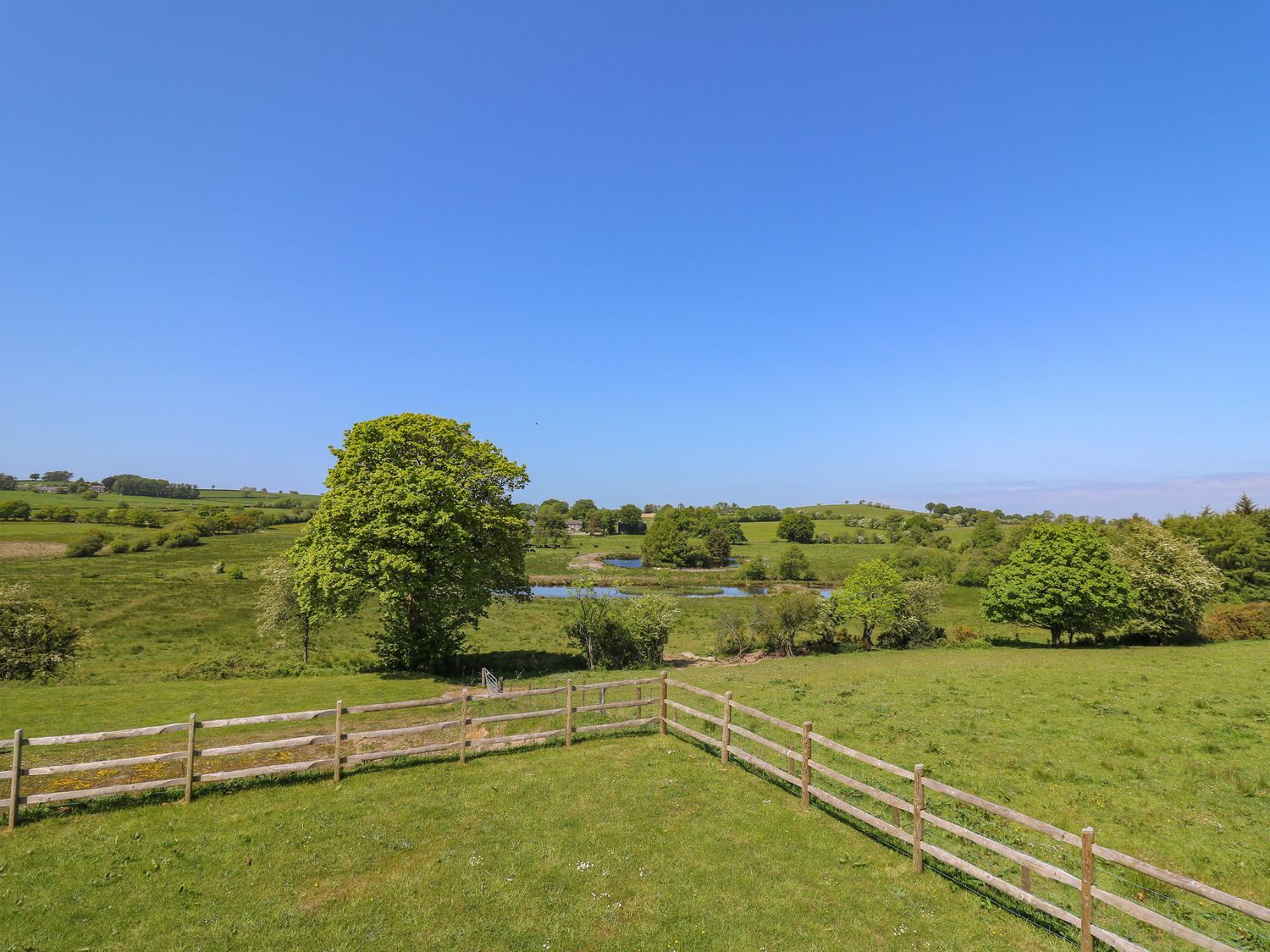 Yr Adfa in Llangeitho, Ceredigion. Family and pet-friendly. Hot tub. Barbecue. Woodburning stove. TV