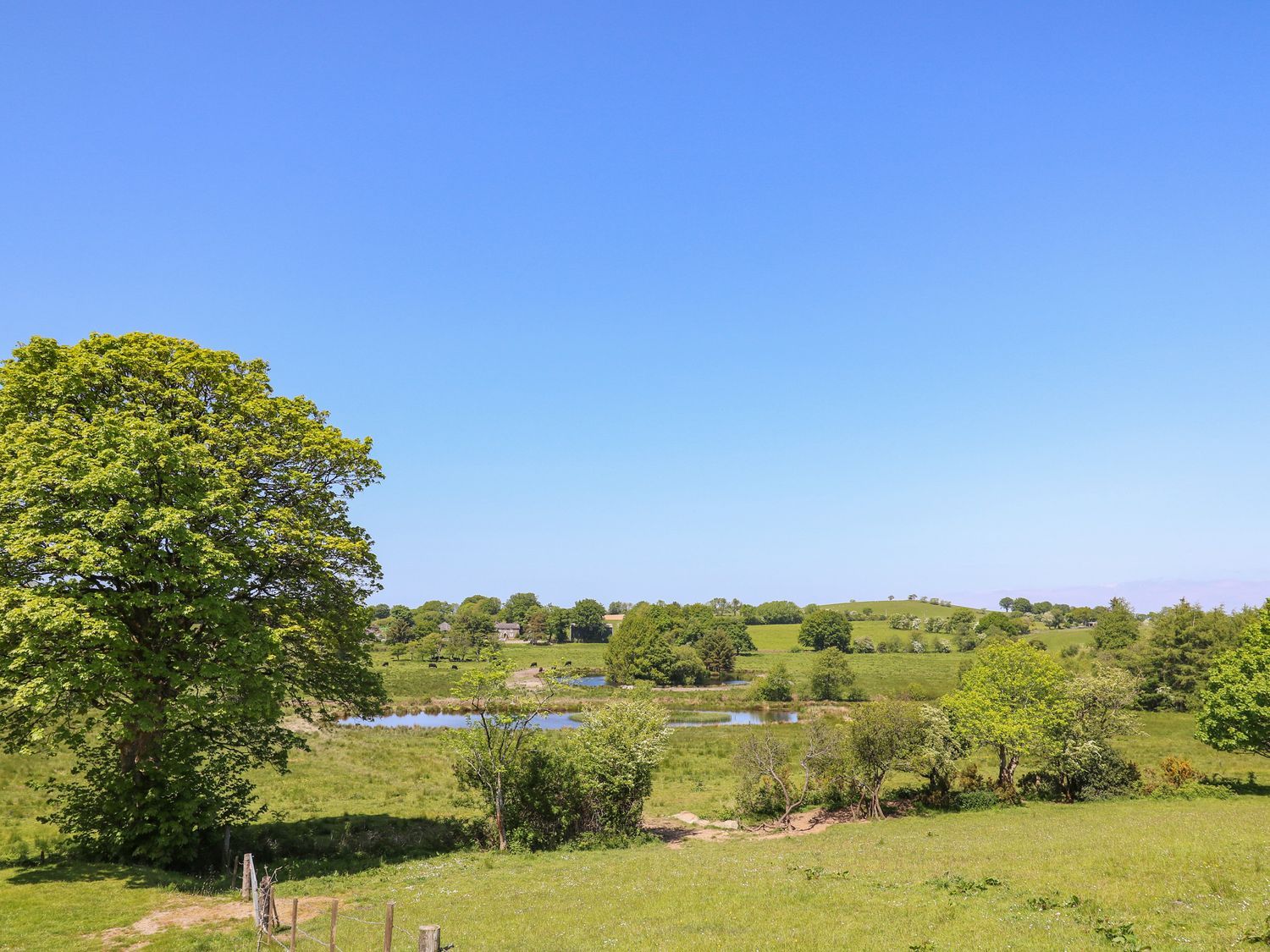 Yr Adfa in Llangeitho, Ceredigion. Family and pet-friendly. Hot tub. Barbecue. Woodburning stove. TV