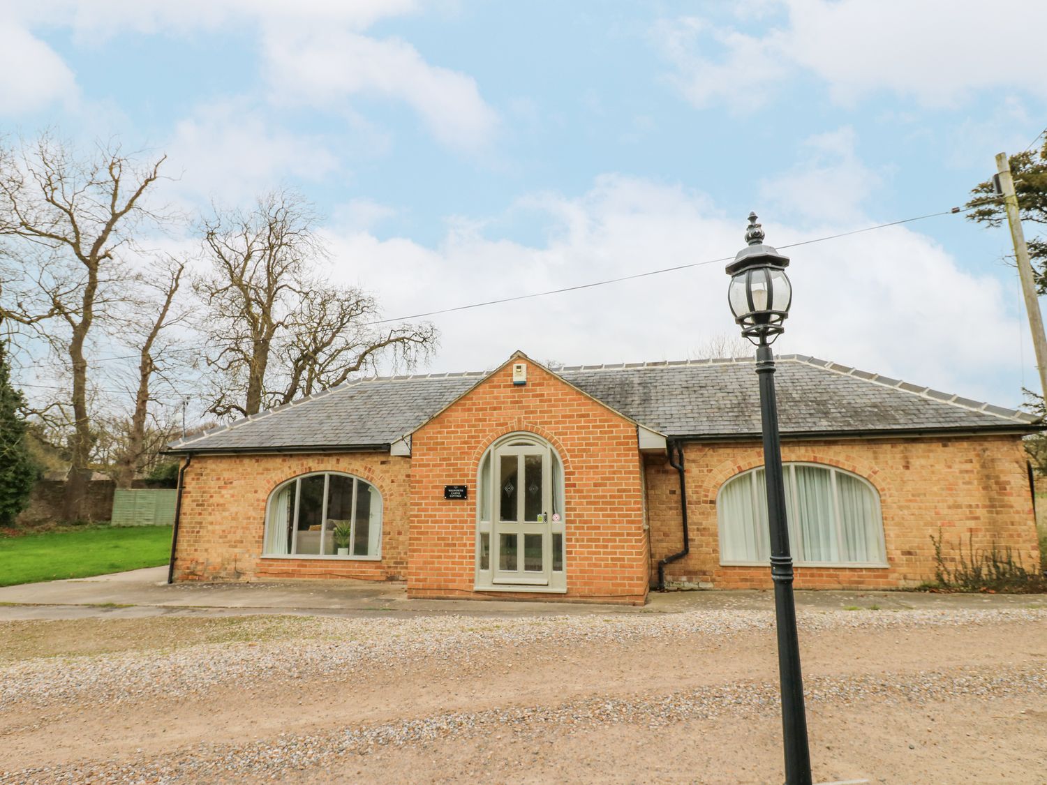 Walworth Castle Holiday Cottage, Darlington, Durham, Yorkshire Dales. Hot tub. Open-plan. TV. Books.