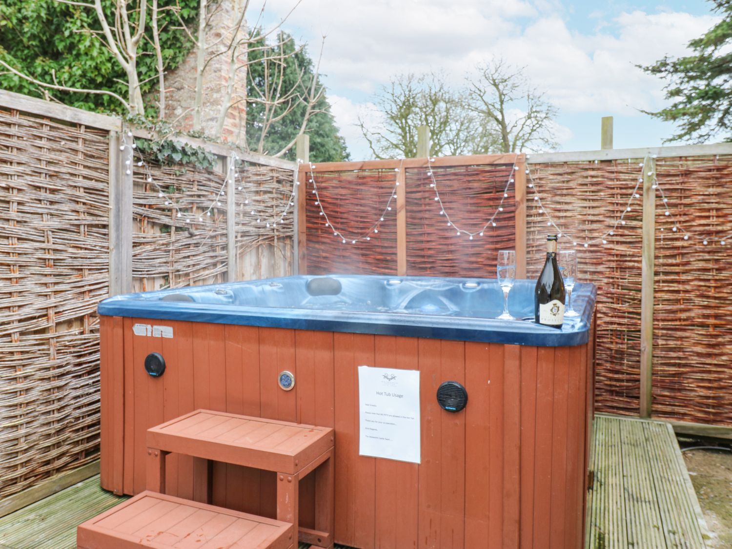 Walworth Castle Holiday Cottage, Darlington, Durham, Yorkshire Dales. Hot tub. Open-plan. TV. Books.