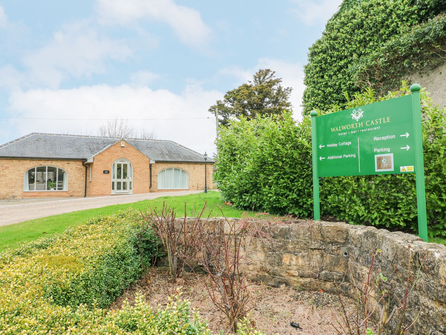 Walworth Castle Holiday Cottage, Darlington, Durham, Yorkshire Dales. Hot tub. Open-plan. TV. Books.