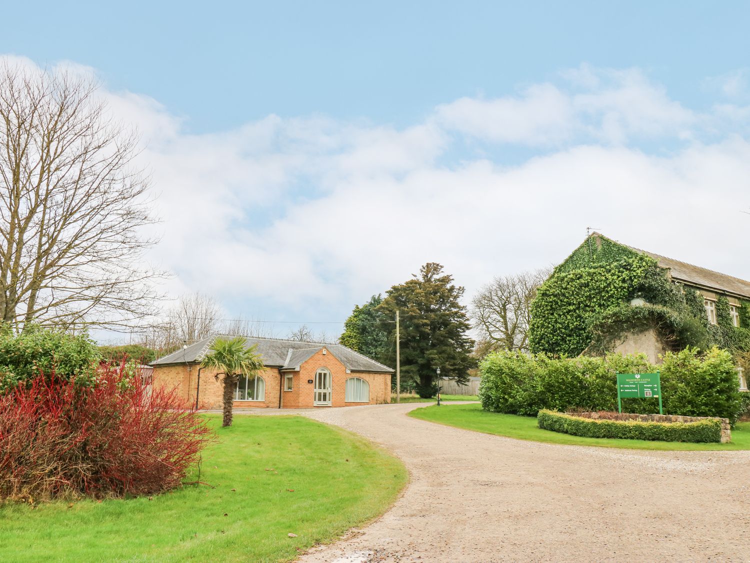 Walworth Castle Holiday Cottage, Darlington, Durham, Yorkshire Dales. Hot tub. Open-plan. TV. Books.