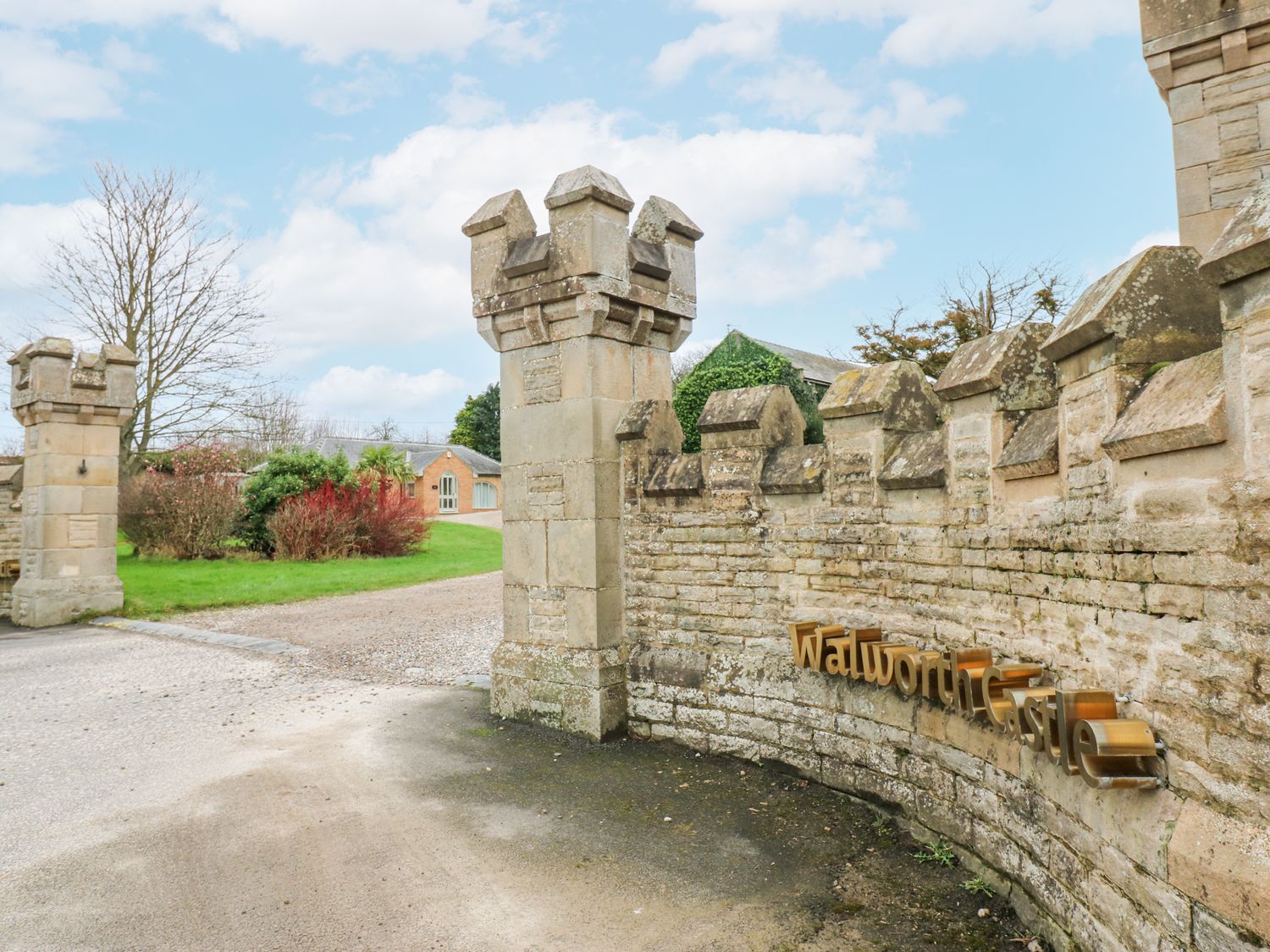 Walworth Castle Holiday Cottage, Darlington, Durham, Yorkshire Dales. Hot tub. Open-plan. TV. Books.