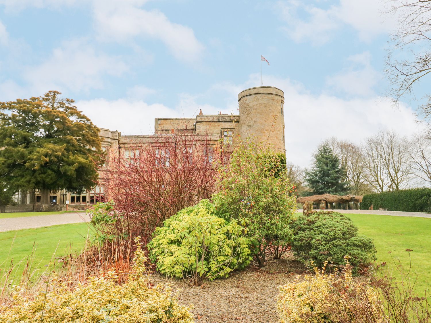 Walworth Castle Holiday Cottage, Darlington, Durham, Yorkshire Dales. Hot tub. Open-plan. TV. Books.