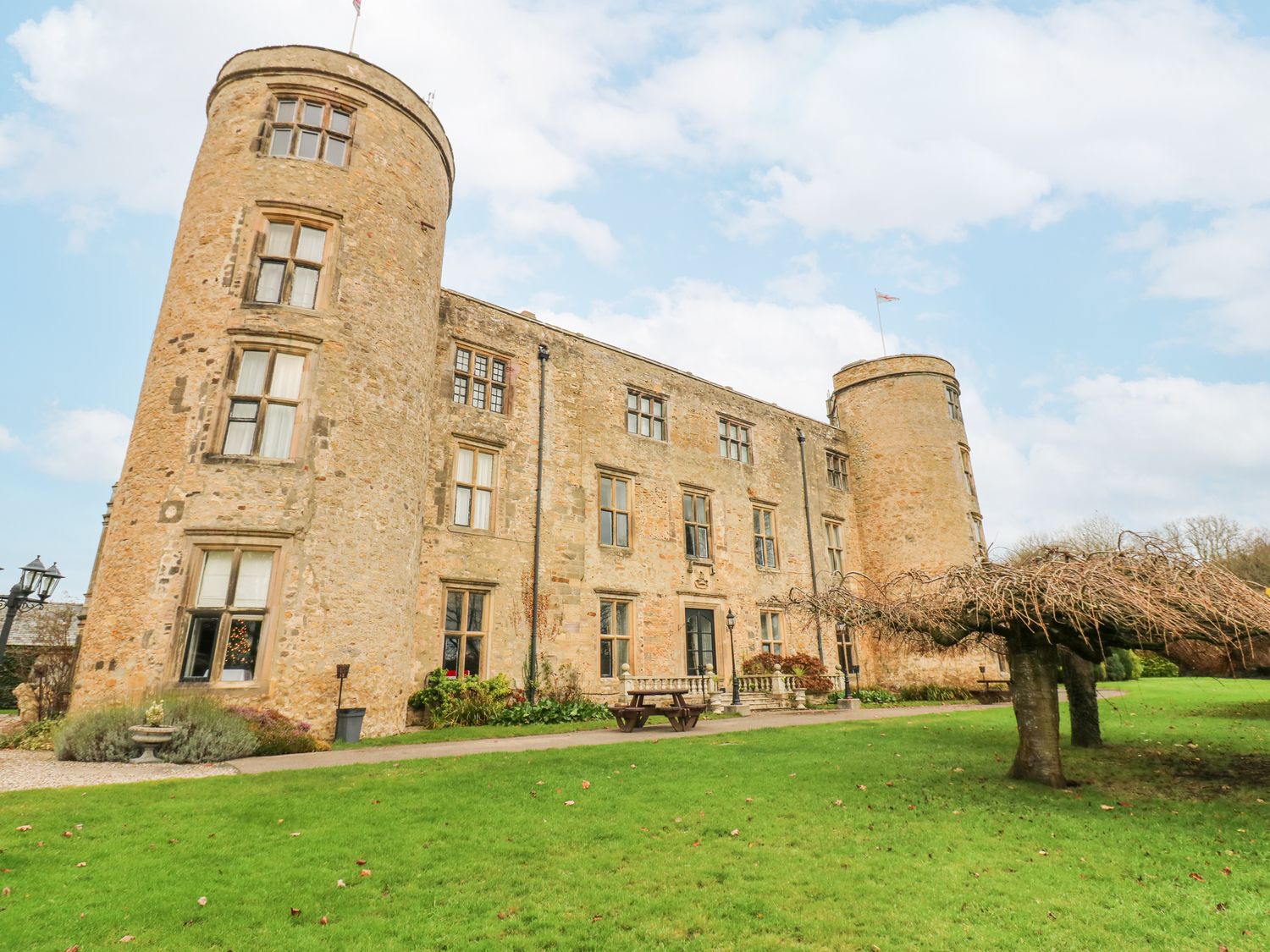 Walworth Castle Holiday Cottage, Darlington, Durham, Yorkshire Dales. Hot tub. Open-plan. TV. Books.