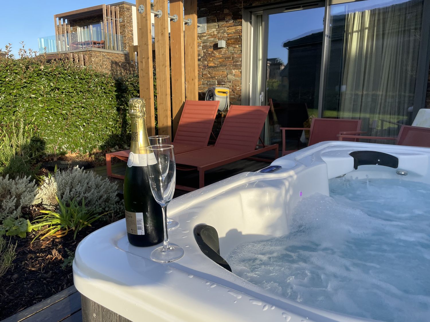 Villa 80, Carbis Bay, Cornwall. Hot tub. Family friendly. Near beach. Off-road parking. Pet-friendly