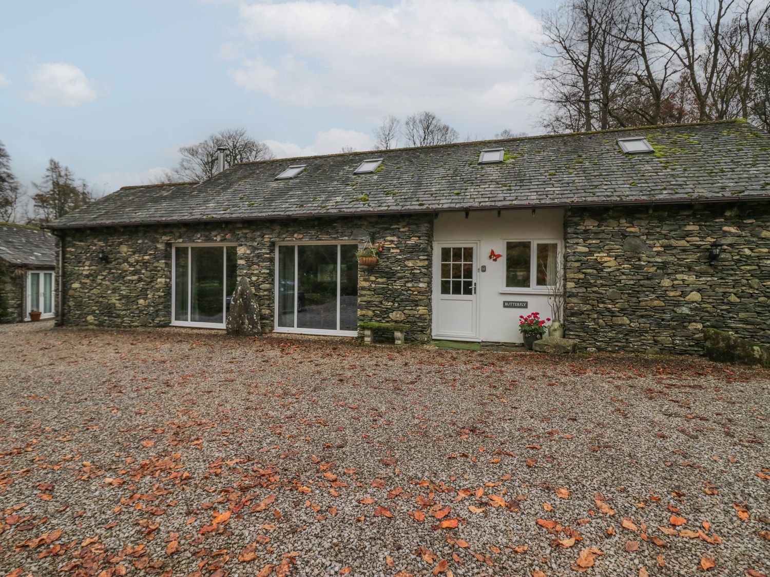 Butterfly, Kendal, Cumbria in the Lake District. Hot tub. Family friendly. Smart TV. Open-plan. WiFi