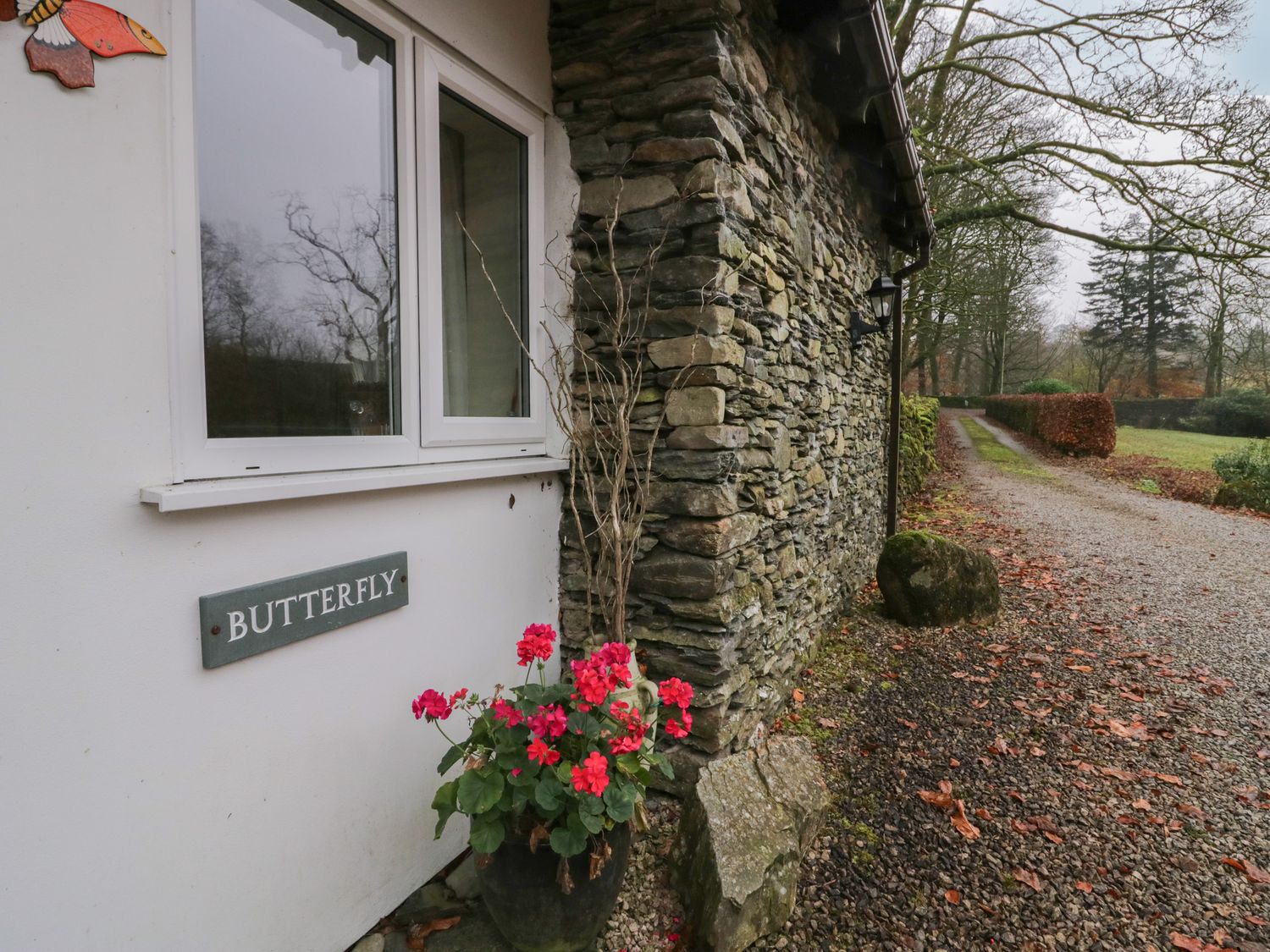 Butterfly, Kendal, Cumbria in the Lake District. Hot tub. Family friendly. Smart TV. Open-plan. WiFi