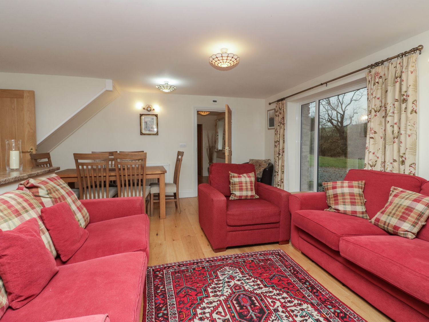 Butterfly, Kendal, Cumbria in the Lake District. Hot tub. Family friendly. Smart TV. Open-plan. WiFi