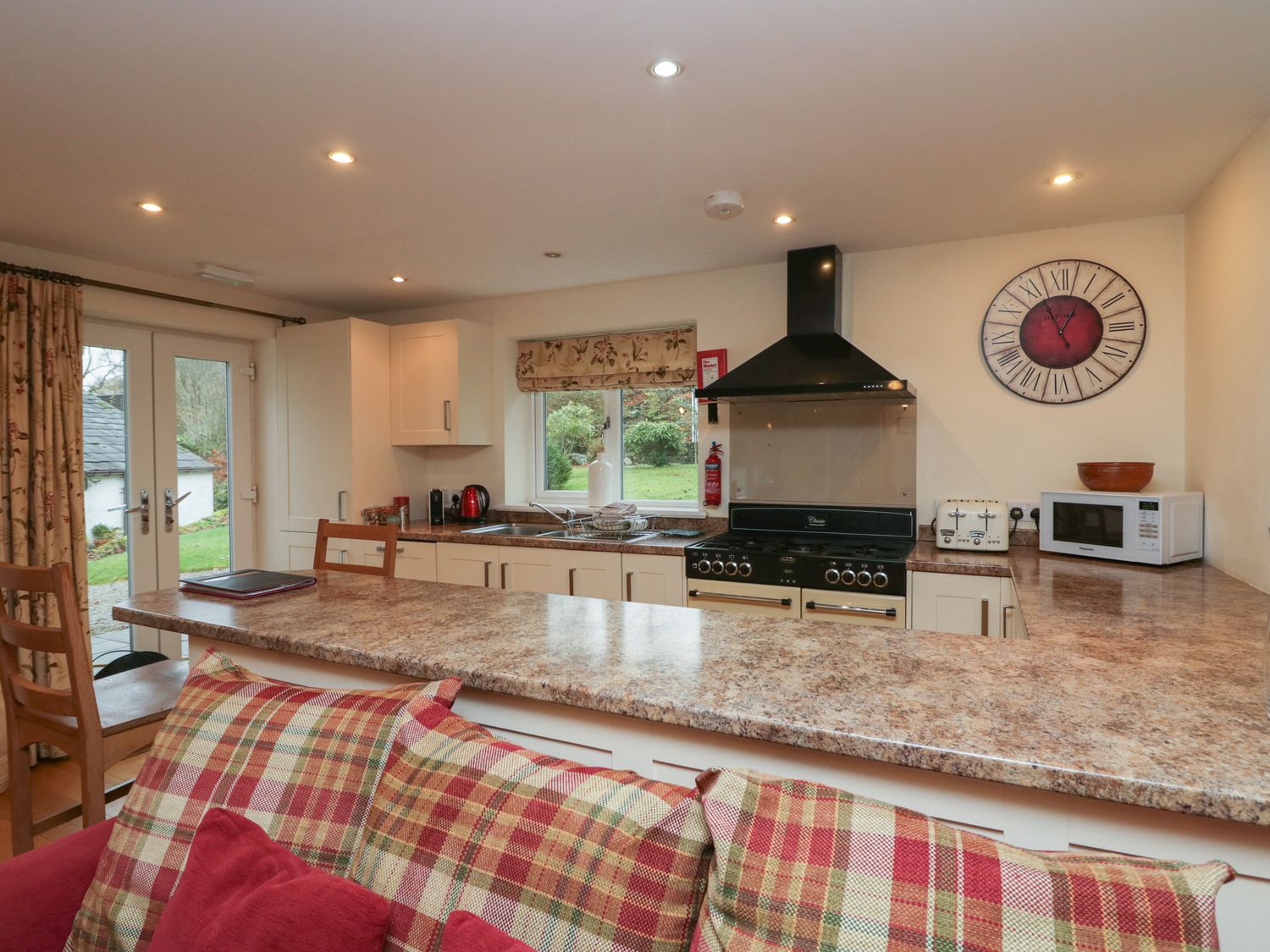 Butterfly, Kendal, Cumbria in the Lake District. Hot tub. Family friendly. Smart TV. Open-plan. WiFi