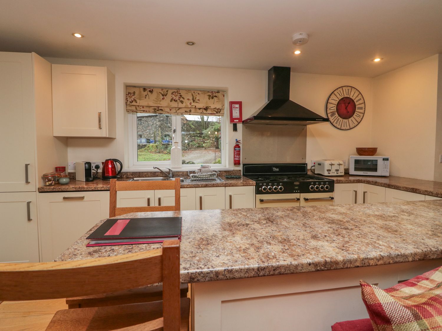 Butterfly, Kendal, Cumbria in the Lake District. Hot tub. Family friendly. Smart TV. Open-plan. WiFi