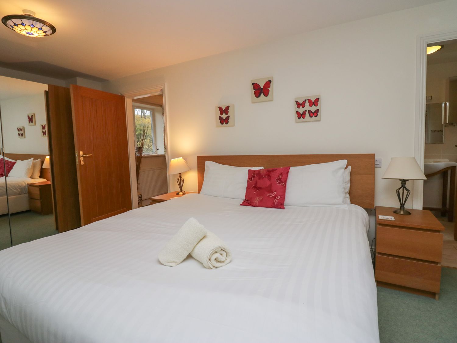 Butterfly, Kendal, Cumbria in the Lake District. Hot tub. Family friendly. Smart TV. Open-plan. WiFi