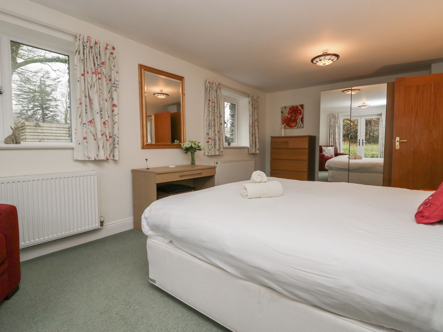 Butterfly, Kendal, Cumbria in the Lake District. Hot tub. Family friendly. Smart TV. Open-plan. WiFi