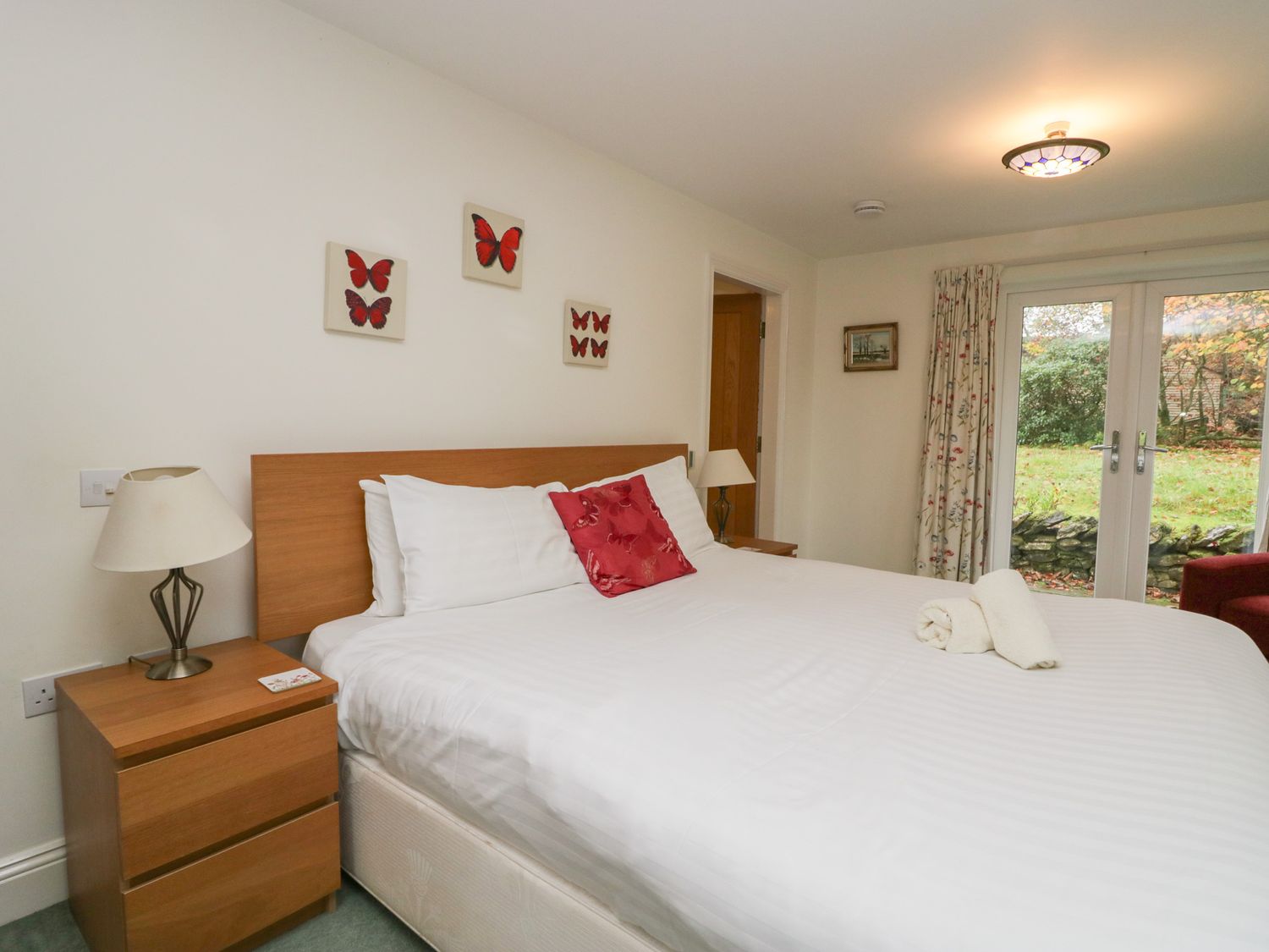 Butterfly, Kendal, Cumbria in the Lake District. Hot tub. Family friendly. Smart TV. Open-plan. WiFi