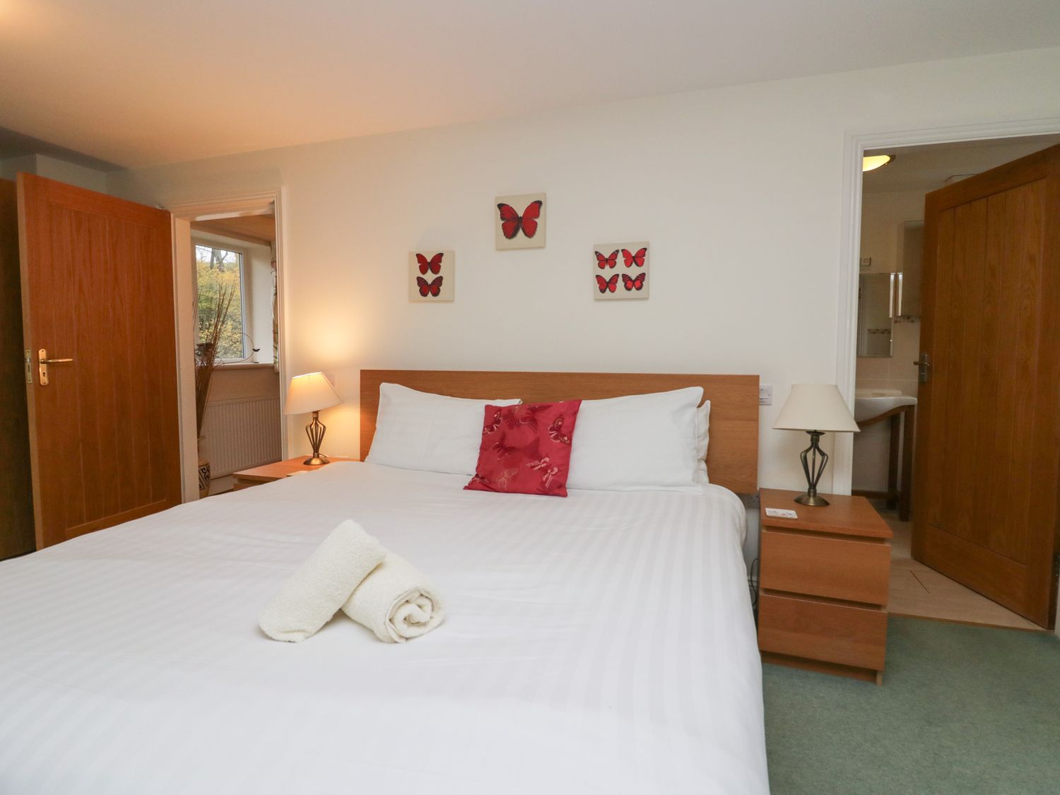 Butterfly, Kendal, Cumbria in the Lake District. Hot tub. Family friendly. Smart TV. Open-plan. WiFi