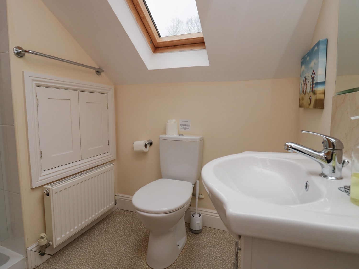 Butterfly, Kendal, Cumbria in the Lake District. Hot tub. Family friendly. Smart TV. Open-plan. WiFi