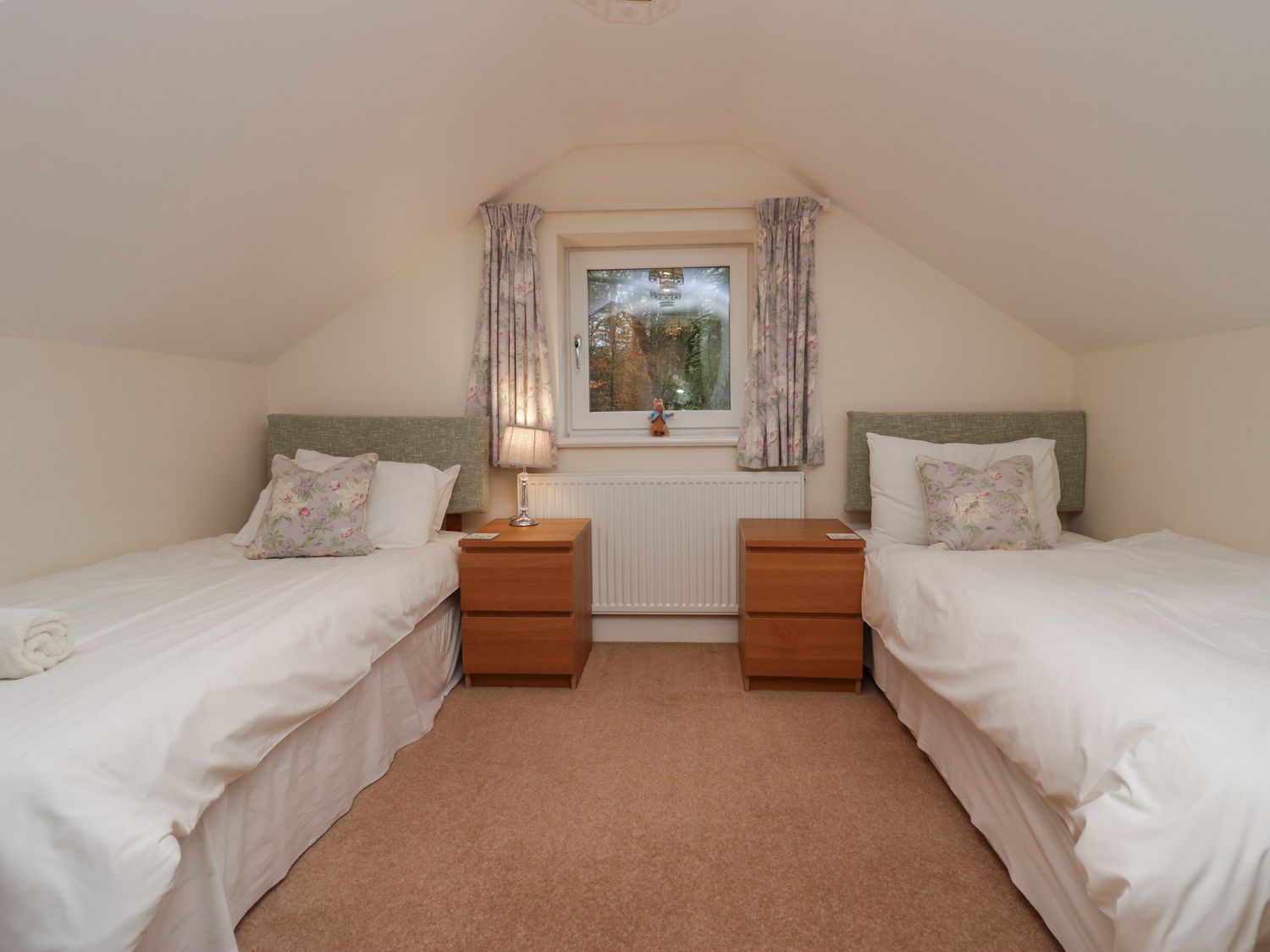 Butterfly, Kendal, Cumbria in the Lake District. Hot tub. Family friendly. Smart TV. Open-plan. WiFi