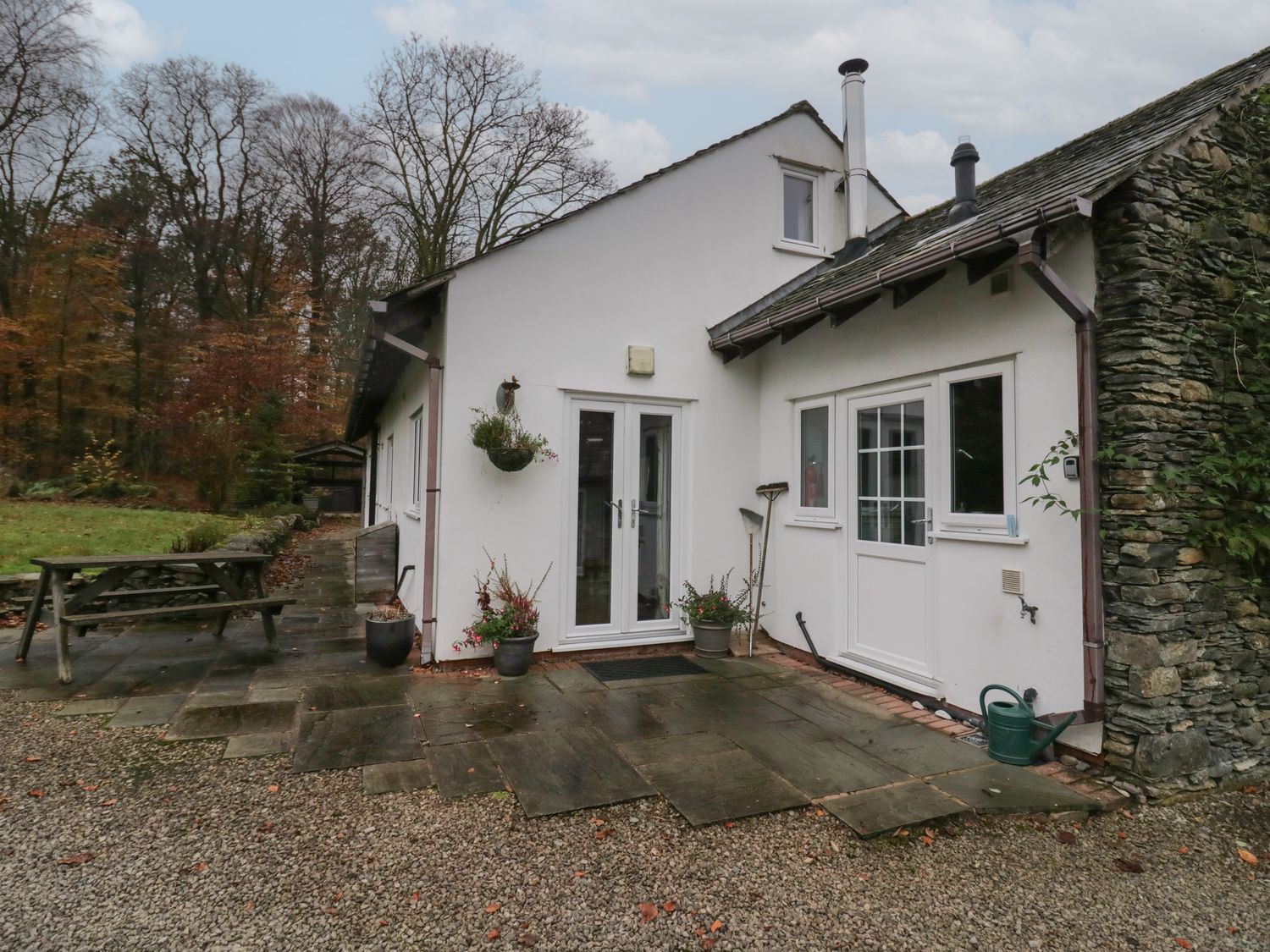 Butterfly, Kendal, Cumbria in the Lake District. Hot tub. Family friendly. Smart TV. Open-plan. WiFi