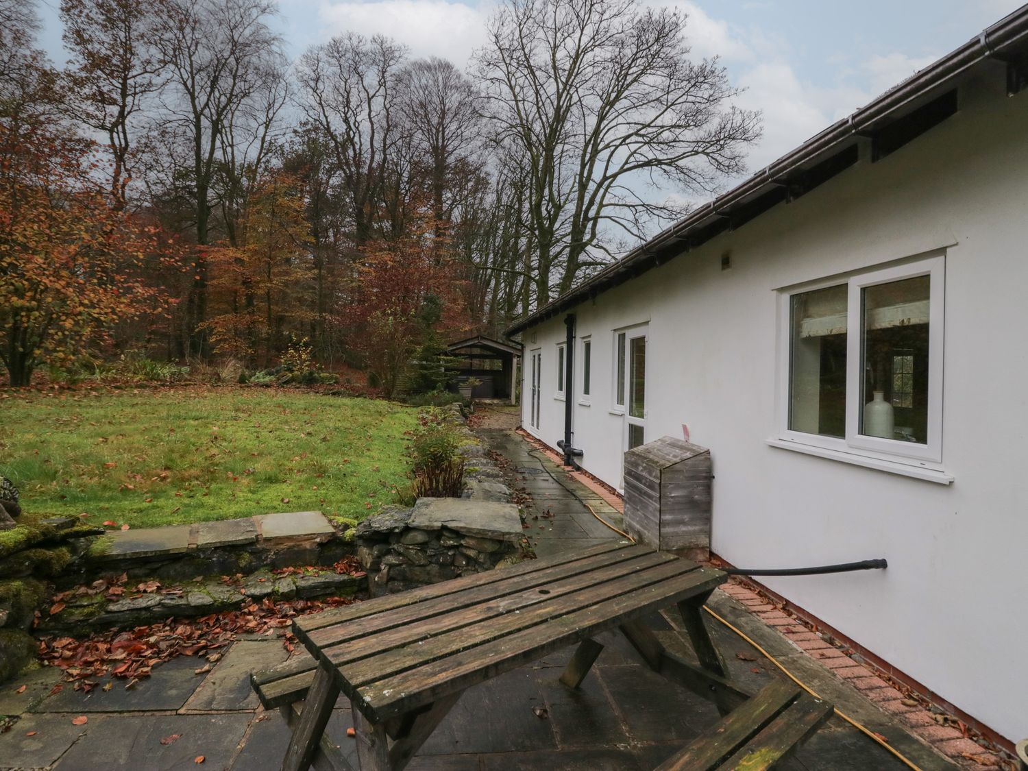 Butterfly, Kendal, Cumbria in the Lake District. Hot tub. Family friendly. Smart TV. Open-plan. WiFi