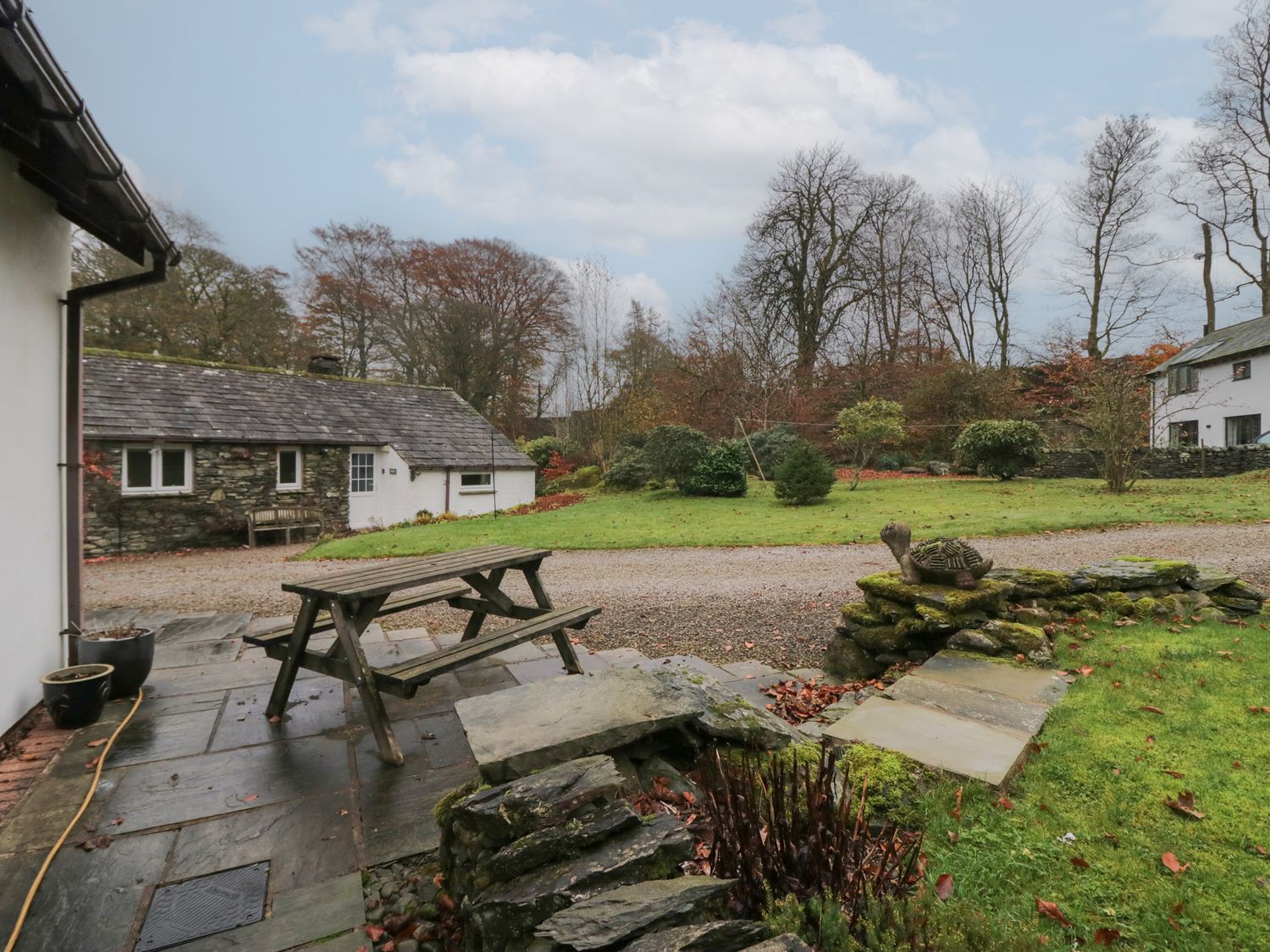 Butterfly, Kendal, Cumbria in the Lake District. Hot tub. Family friendly. Smart TV. Open-plan. WiFi