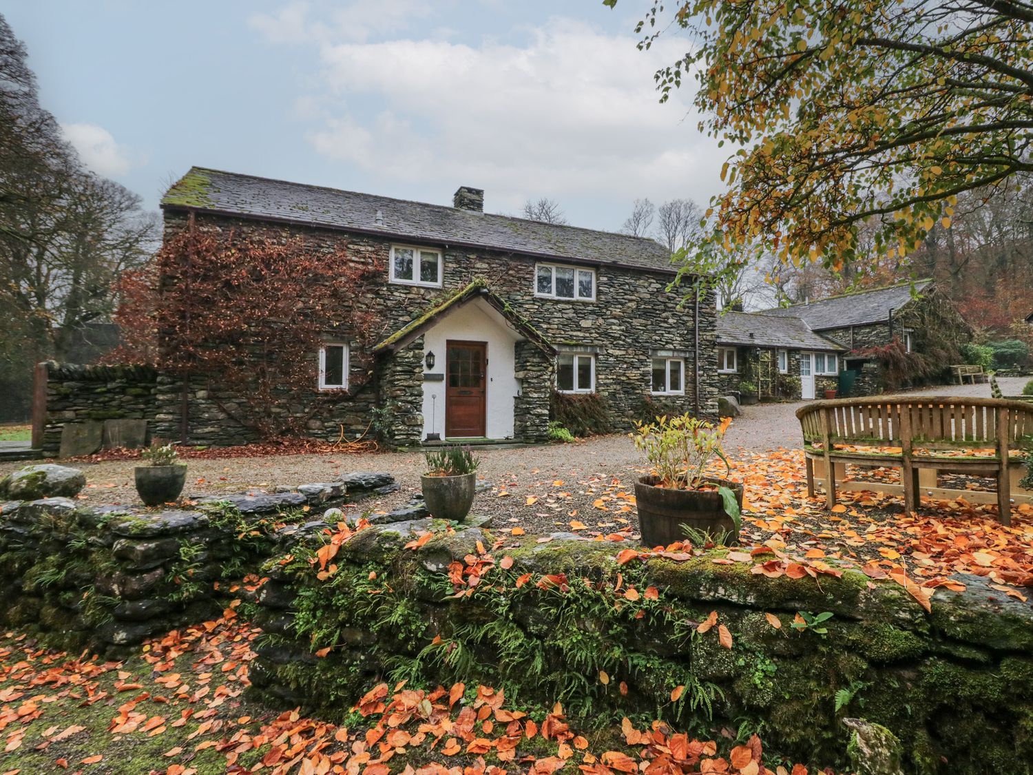 Riverside, Kendal, Cumbria. Hot tub. Woodburning stove. Freestanding bath. Family friendly. Smart TV