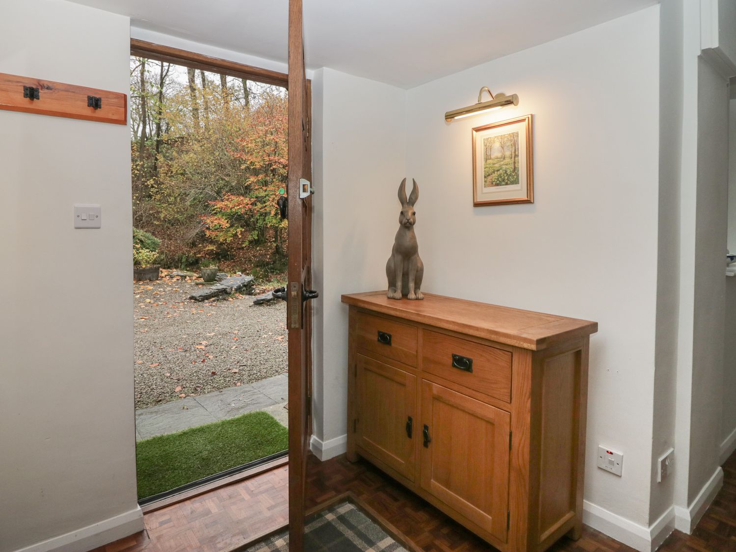 Riverside, Kendal, Cumbria. Hot tub. Woodburning stove. Freestanding bath. Family friendly. Smart TV