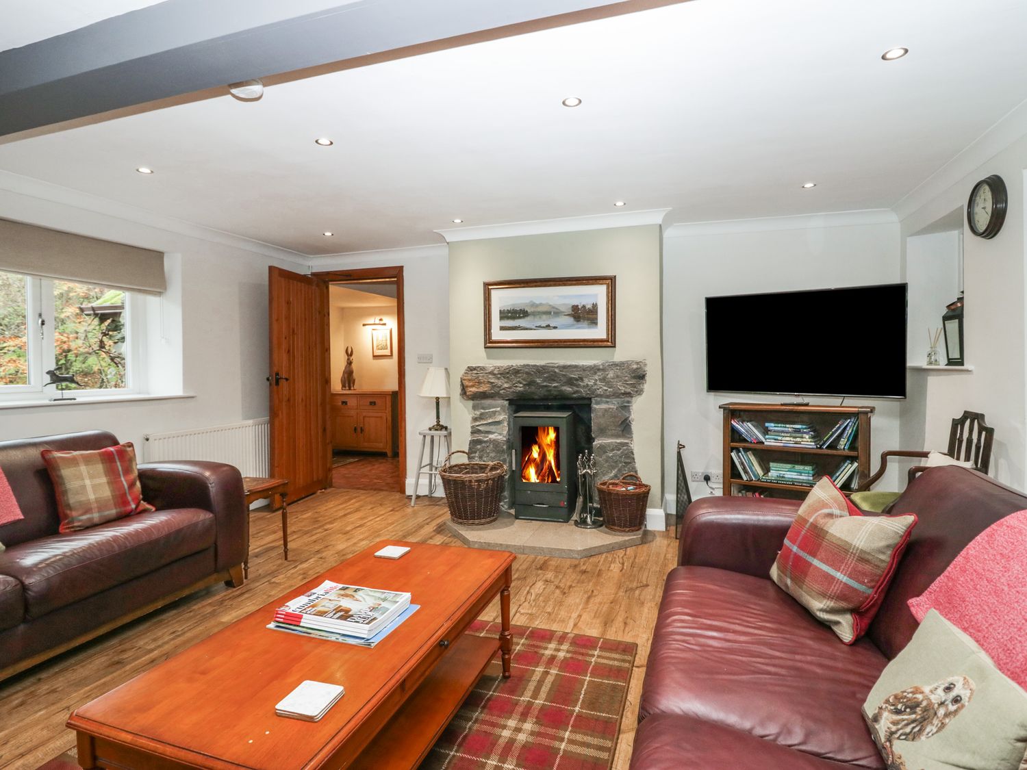 Riverside, Kendal, Cumbria. Hot tub. Woodburning stove. Freestanding bath. Family friendly. Smart TV