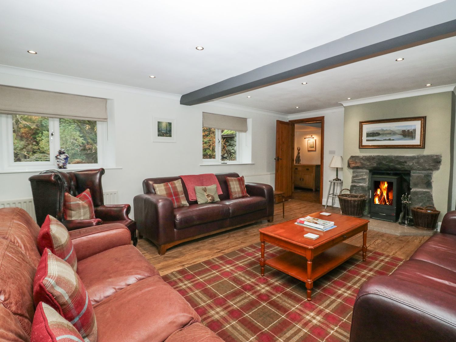 Riverside, Kendal, Cumbria. Hot tub. Woodburning stove. Freestanding bath. Family friendly. Smart TV