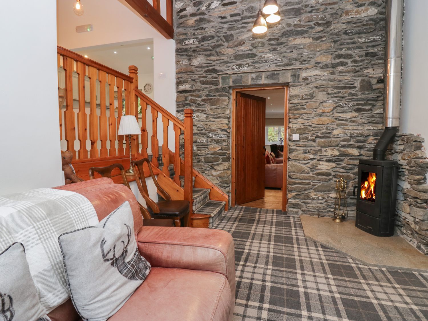 Riverside, Kendal, Cumbria. Hot tub. Woodburning stove. Freestanding bath. Family friendly. Smart TV