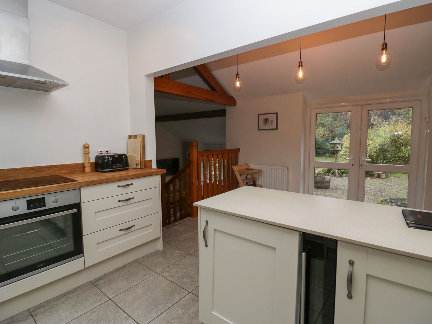 Riverside, Kendal, Cumbria. Hot tub. Woodburning stove. Freestanding bath. Family friendly. Smart TV